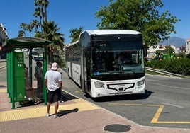 La línea M-167 en una de sus nuevas paradas en Cártama.