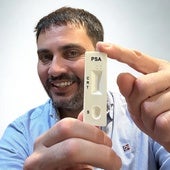 Michel Jorquera, fundador de Testeavida, enseña el test que se va a comercializar en farmacias.