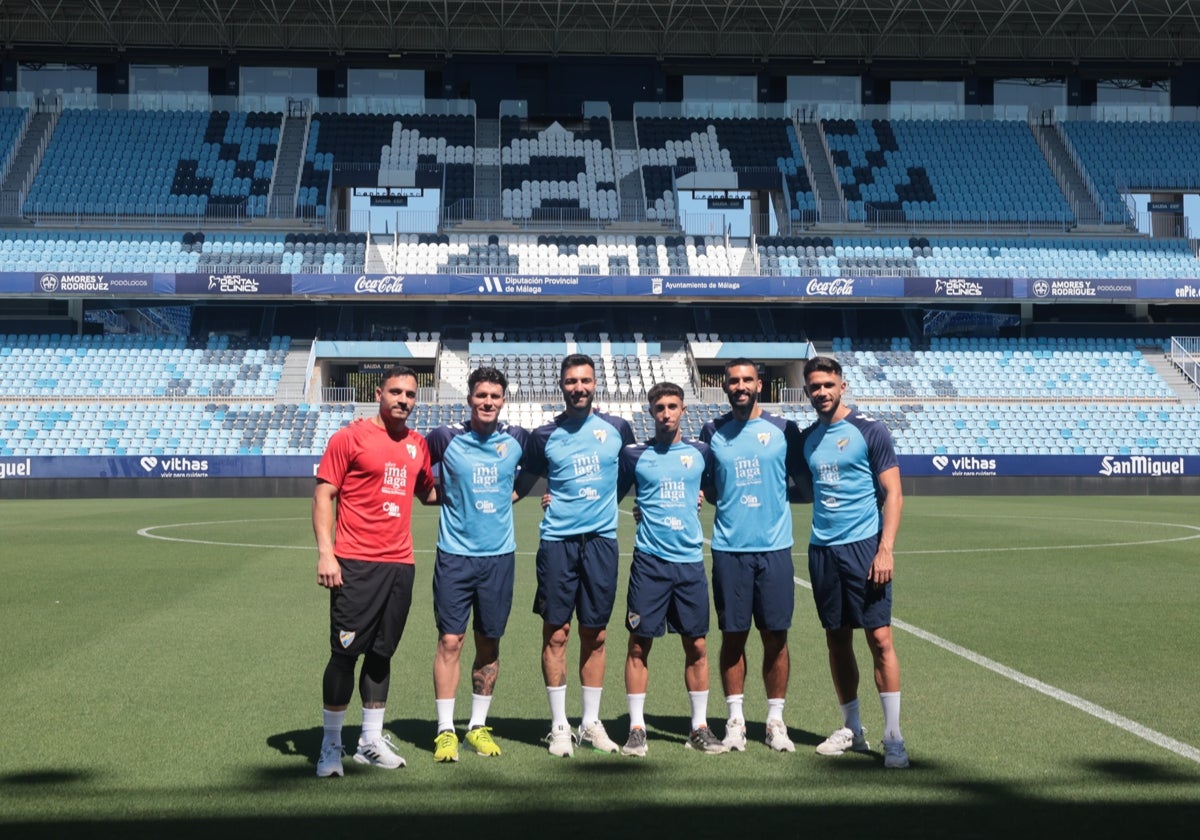 Alfonso Herrero, Murillo, Álex Pastor, Larrubia, Galilea y Nelson, sobre el césped de La Rosaleda en el 'Media Day'.