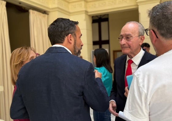 El portavoz socialista, Dani Pérez, y el alcalde de Málaga, Paco de la Torre, se cruzaban durante las ruedas de prensa previas al pleno en el patio de Banderas del Ayuntamiento de Málaga.