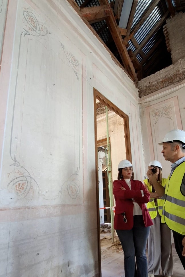 Alfonso Valencia habla con la alcaldesa sobre los frescos que hay que conservar en la planta superior.