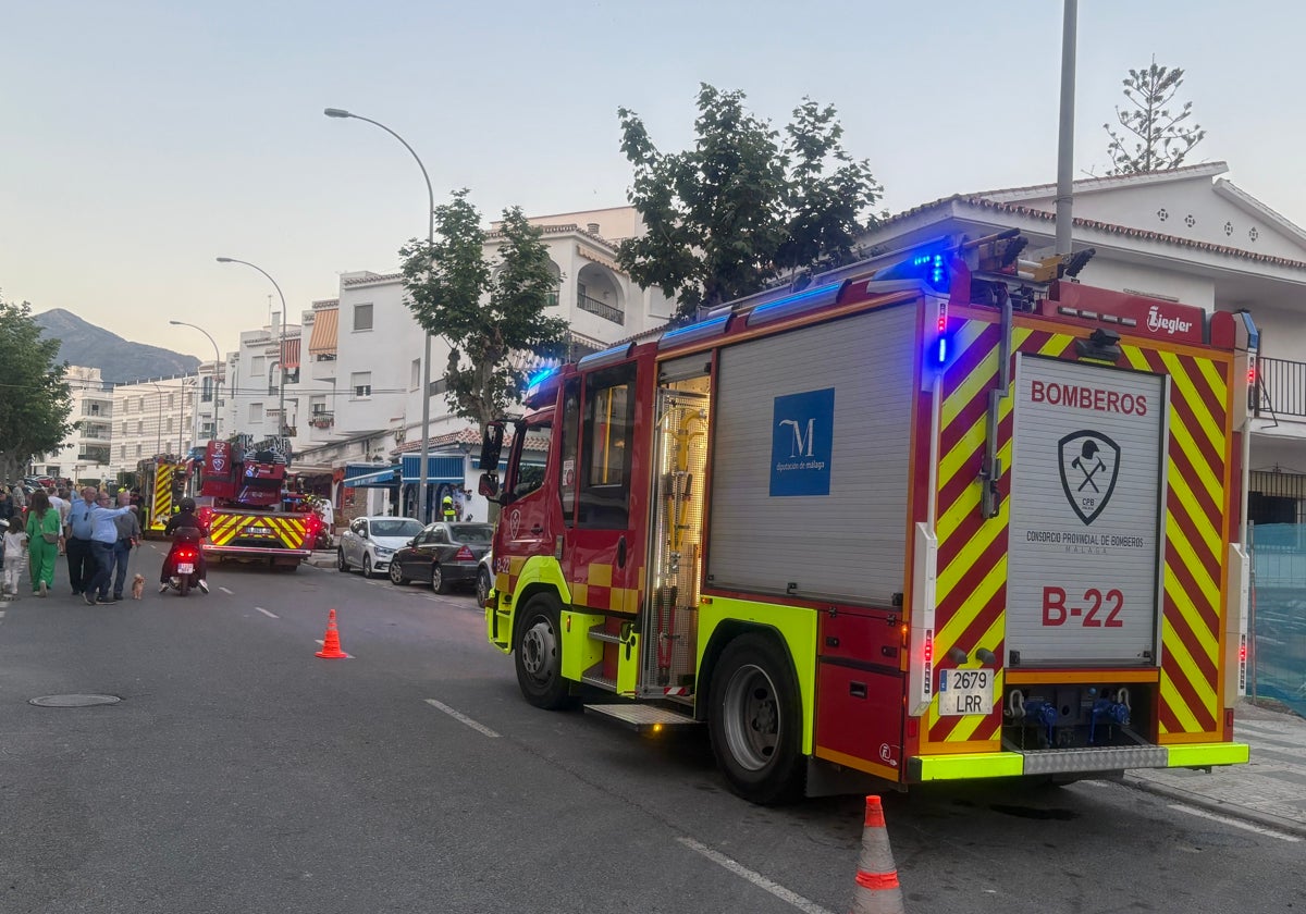Susto por el incendio en un transformador de luz en una céntrica calle de Nerja