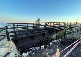 Imagen del estado en el que ha quedado la pasarela tras el incendio.