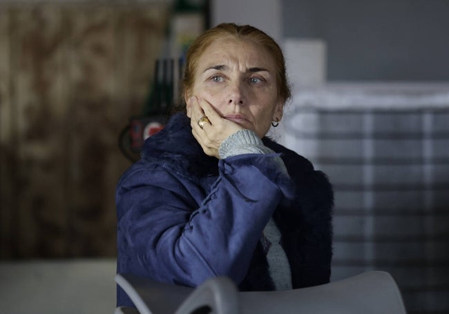 La actriz malagueña Mona Martínez da vida a la madre del personaje de Jaime Lorente.