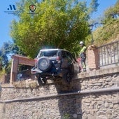 Imagen del estado en el que quedó el vehículo siniestrado este jueves en la zona del Molino de Sayalonga, cerca del río.
