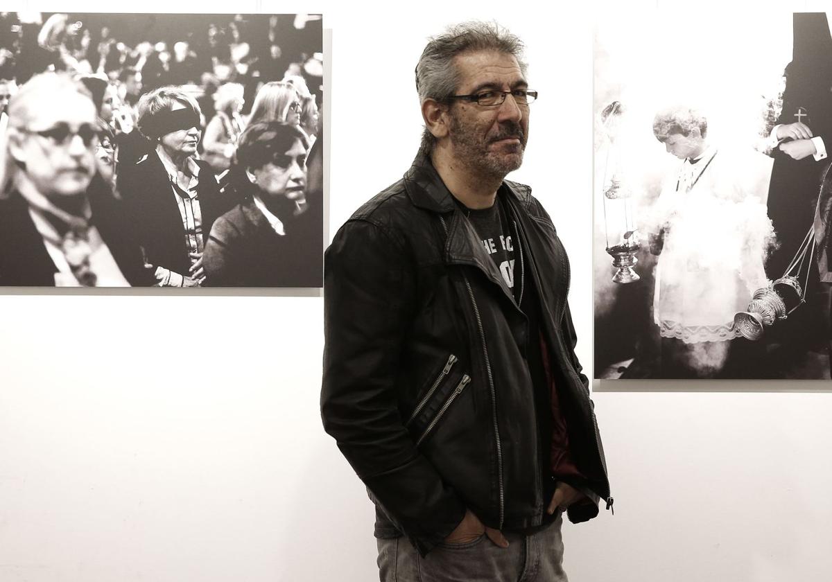 Rodríguez, entre dos de sus fotografías.
