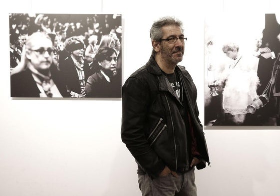 Rodríguez, entre dos de sus fotografías.