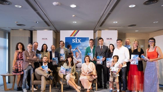 Protagonistas de la presentación de SIX, junto al equipo de la revista y representantes institucionales.