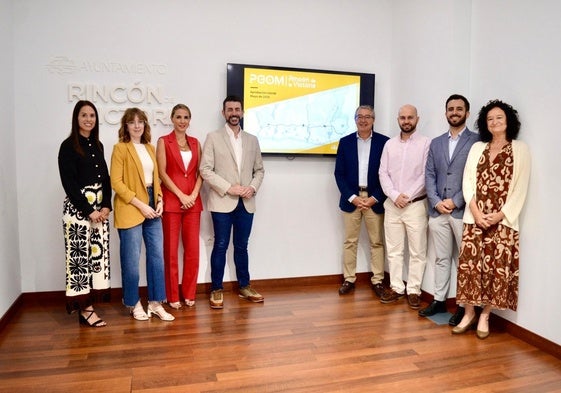 El concejal de Urbanismo, con el alcalde y el equipo redactor del nuevo planeamiento.
