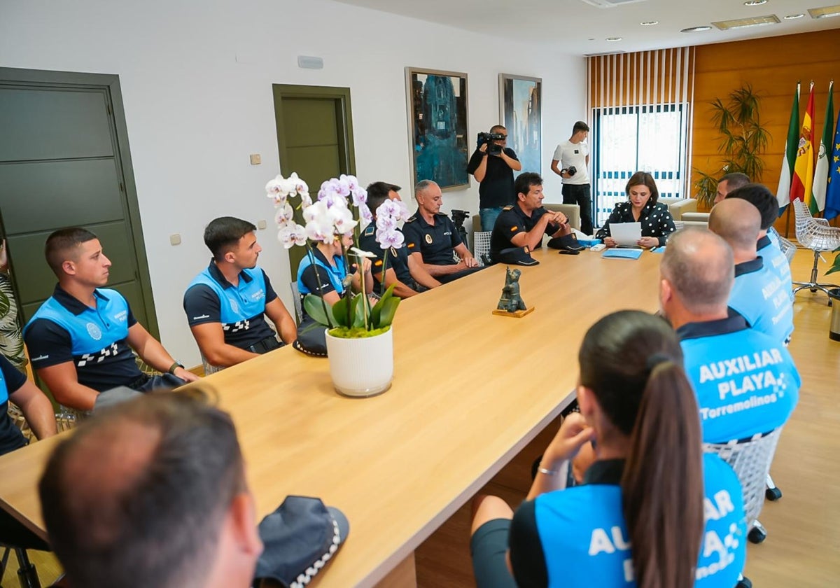 Reunión de coordinación con los auxiliares de playa.