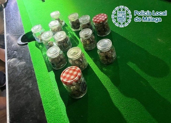 Marihuana oculta en tarros en un billar.