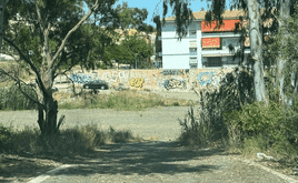 Acceso controvertido a la zona de playa.