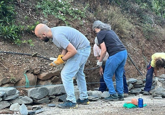 Un grupo de alumnos aprende a hacer balates en El Borge