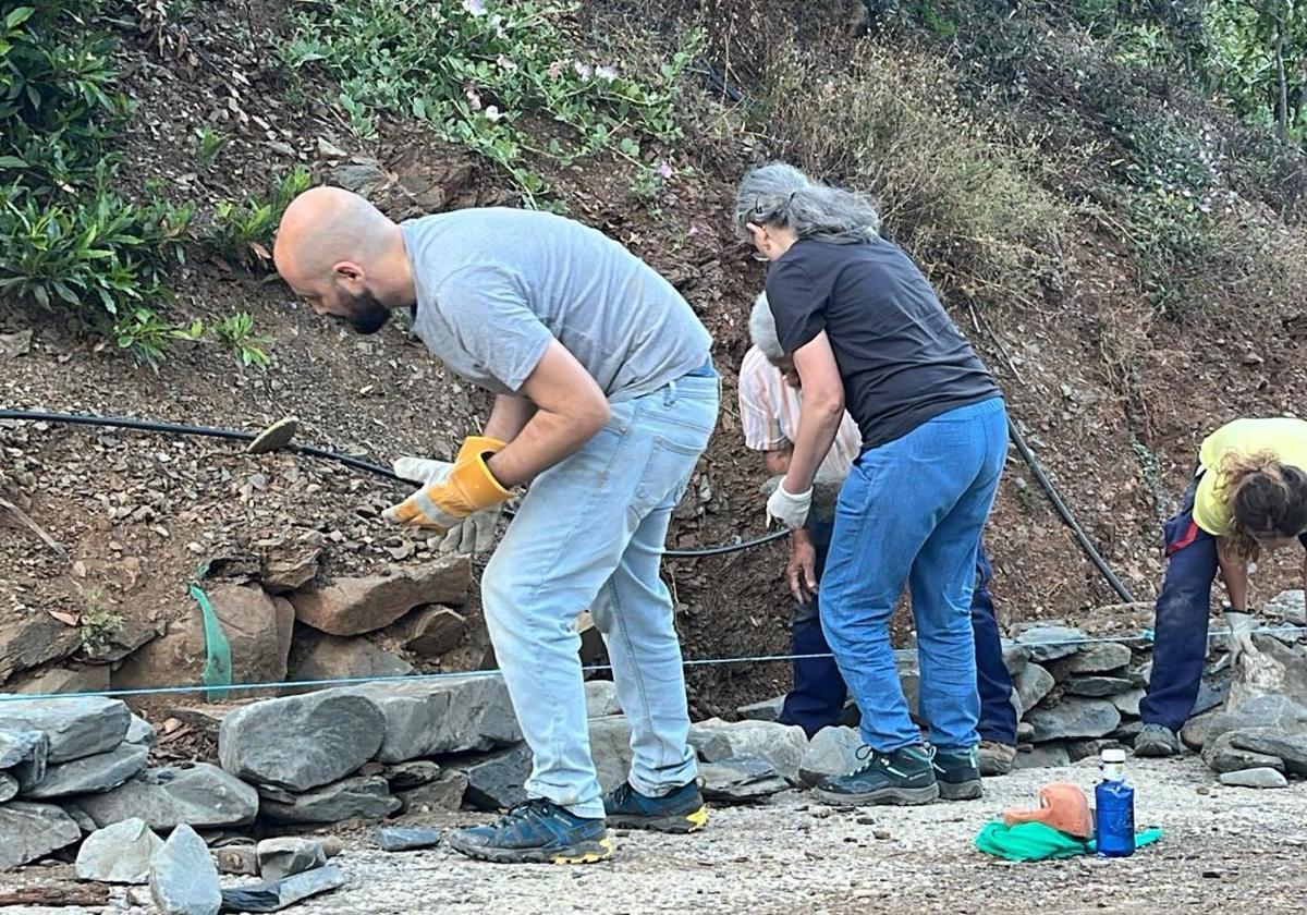 El proyecto que enseña a hacer muros de piedra seca, artesanía con esparto o pan tradicional