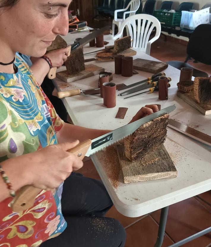 Imagen secundaria 2 - El proyecto que enseña a hacer muros de piedra seca, artesanía con esparto o pan tradicional