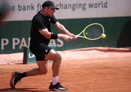 Alejandro Davidovich golpea el revés a dos manos en el duelo de este jueves en París.