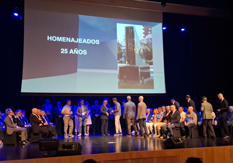 Homenaje a los ingenieros que llevan 25 años en la profesión.