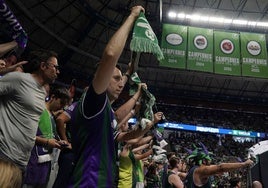 Aficionados del Unicaja himno del Unicaja antes de un partido.
