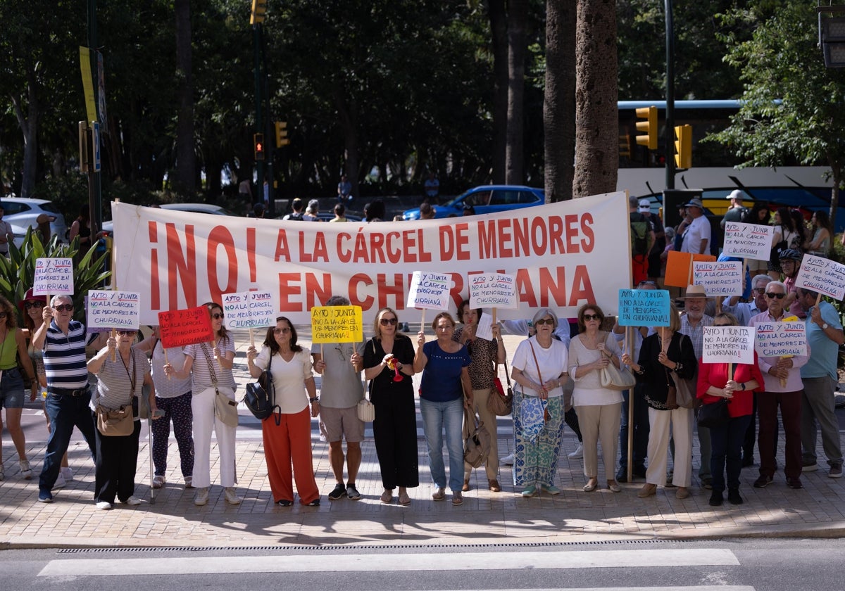 Vecinos de Churriana manifestándose a las puertas del Ayuntamiento de Málaga, durante la sesión plenaria.