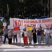Vecinos de Churriana manifestándose a las puertas del Ayuntamiento de Málaga, durante la sesión plenaria.