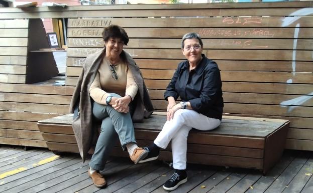 Carmen Pérez Pinto, a la izquierda, trabajó en la Librería de Mujeres; Carmen Martín es una feminista histórica de Málaga.