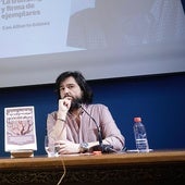 Alberto Gómez, redactor jefe de SUR, entrevista al escritor Juan Jacinto Muñoz-Rengel en el Aula de Cultura de SUR.
