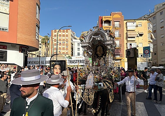 El simpecado de la Hermandad del Rocío de Málaga La Caleta, antes de llegar a la parroquia de la Divina Pastora.