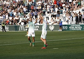 Álex Rubio celebra un gol con Luismi en el partido que dio la clasificación a los 'play-off'.