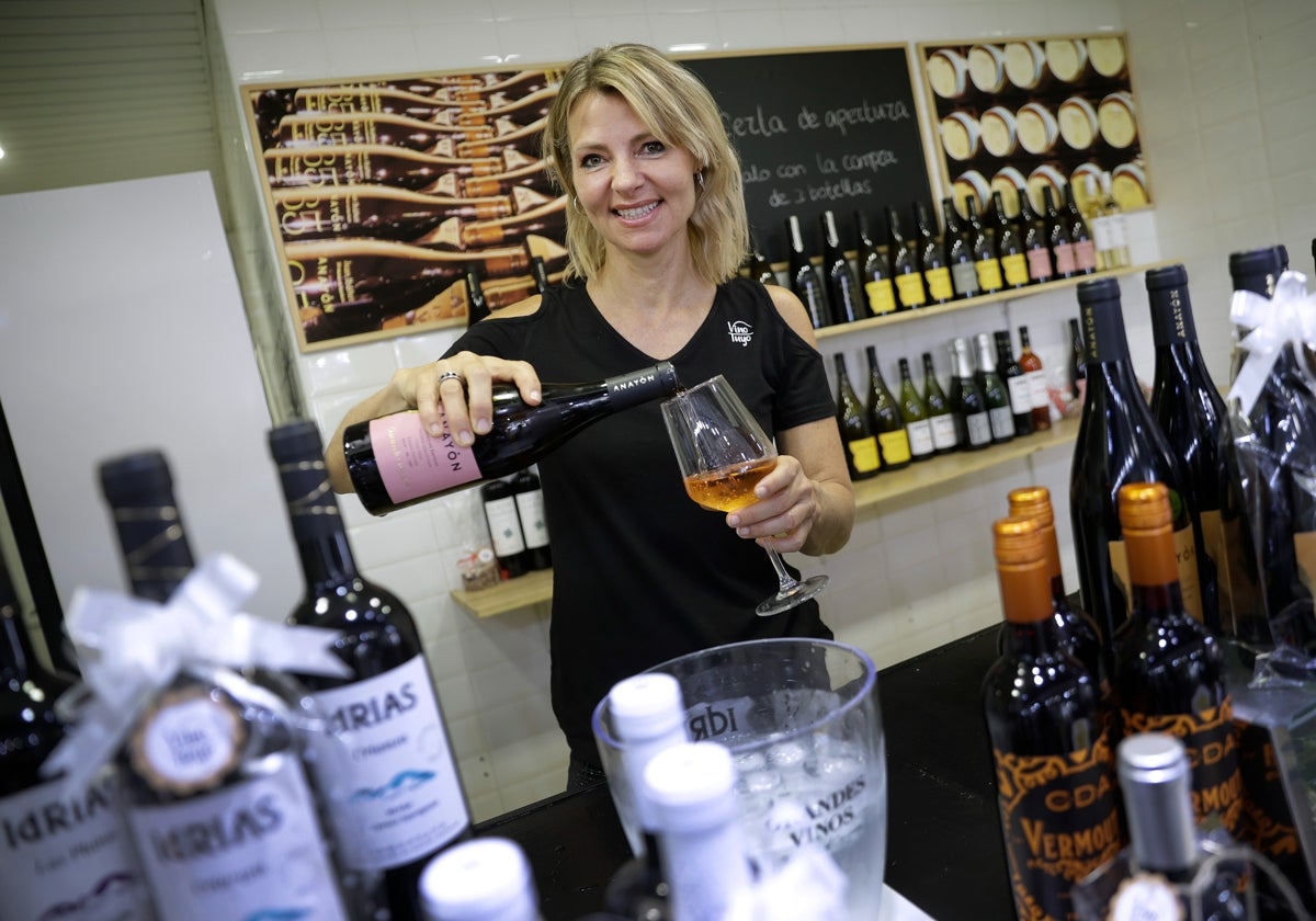 Hélène cambia el restaurante Vino Mío por la tienda Vino Tuyo