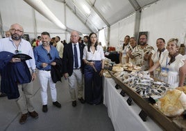 Las autoridades locales con la familia de Horno San Roque El Origen que muestra sus molletes hechos en horno de leña