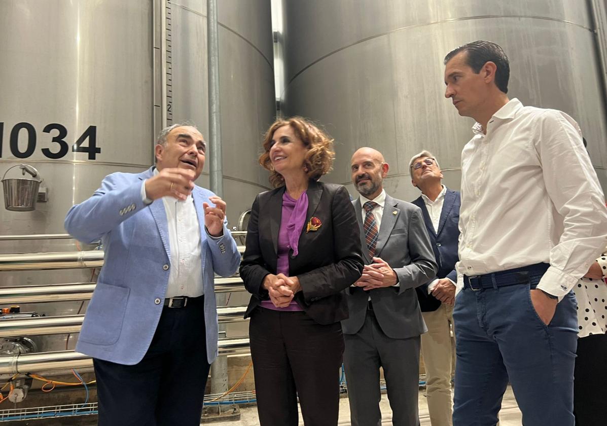 María Jesús Montero se compromete a escuchar el proyecto de la autopista del agua