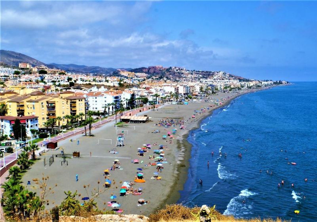 Rincón de la Victoria regula con un bando el disfrute responsable de las playas