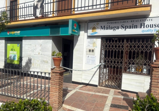 Imagen de la sucursal de Cajamar asaltada en la madrugada de este viernes en Riogordo.