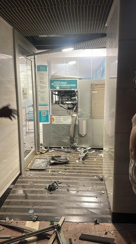 Imagen del asalto esta pasada madrugada la sucursal de Cajamar en Riogordo.