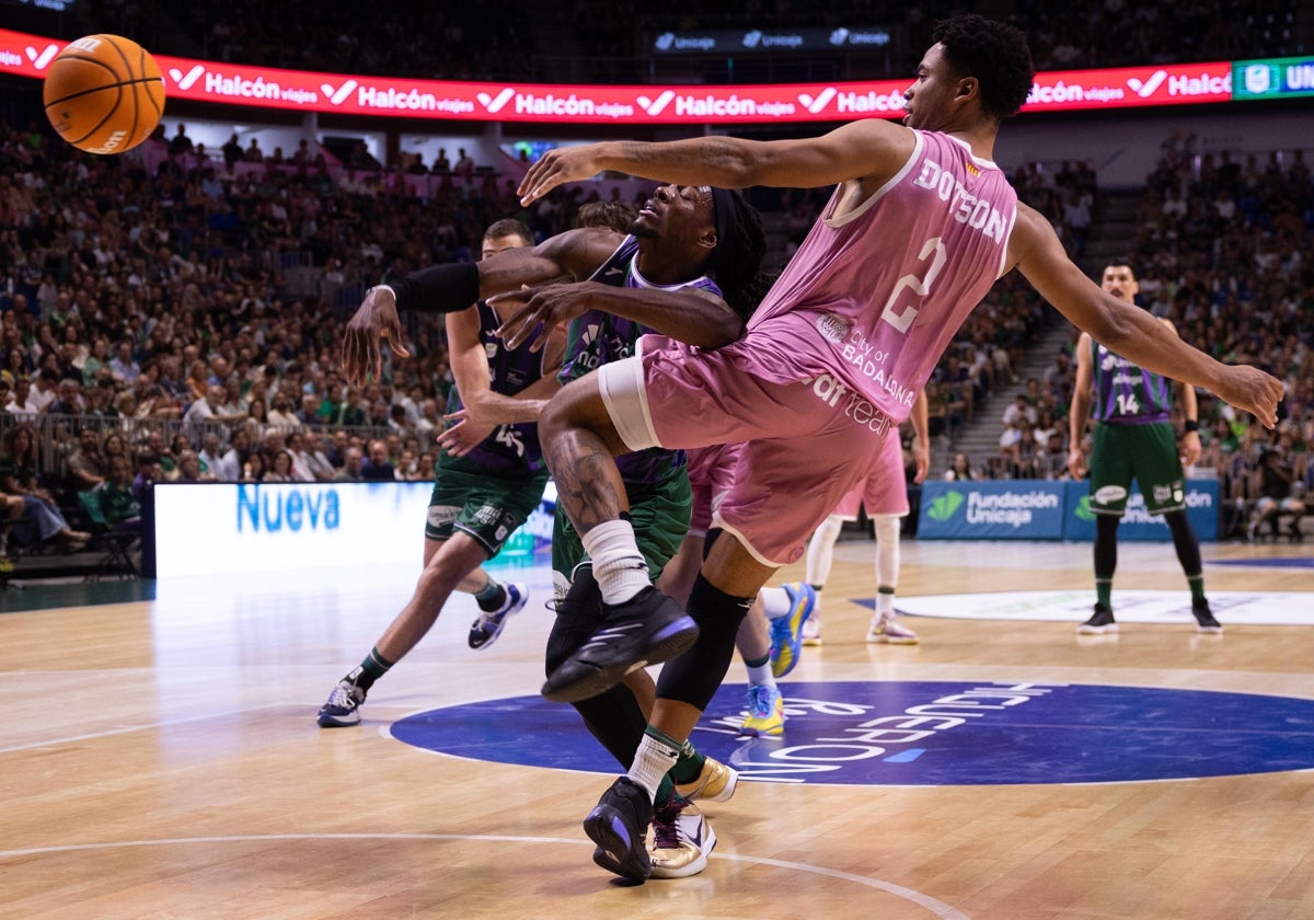 Perry pierde el balón ante Dotson.