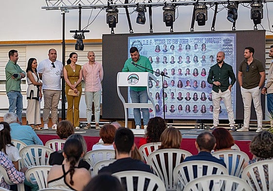 Algunos antiguos alumnos durante el acto de conmemoración de los 25 años.