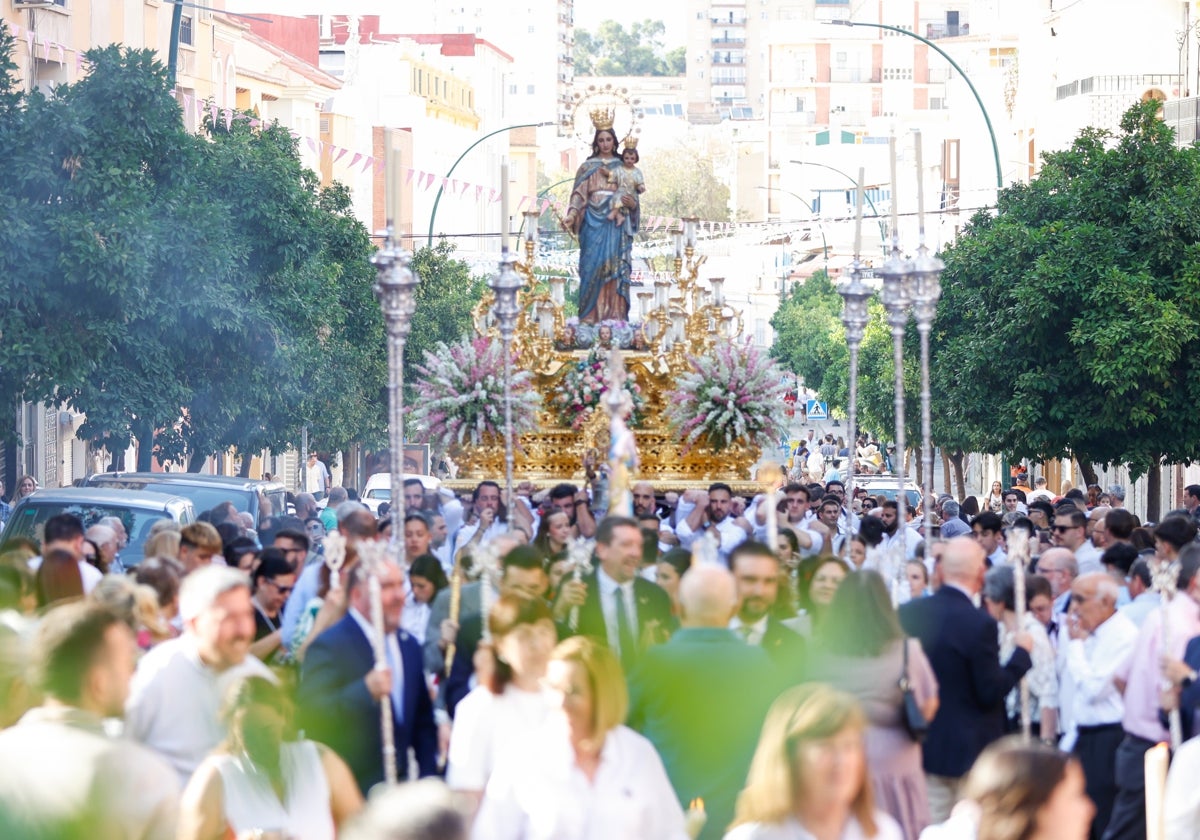 María Auxiliadora ha recorrido las calles de Capuchinos y Segalerva en procesión.