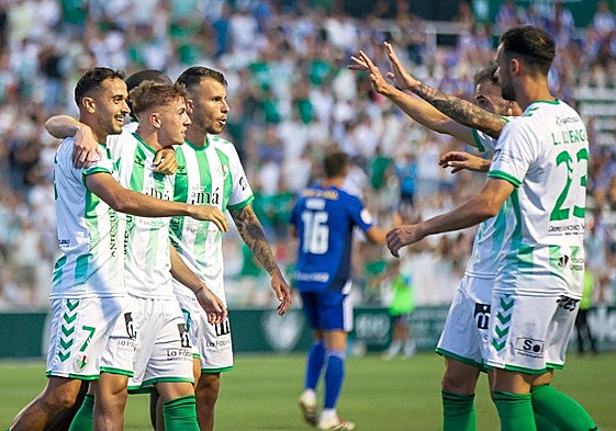 Rubio es felicitado por sus compaleros.