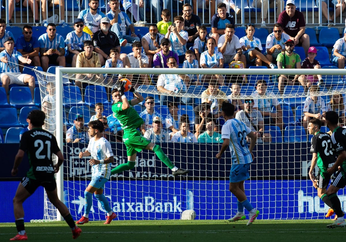 Carlos López atrapa un saque de esquina durante el partido ante el Burgos.