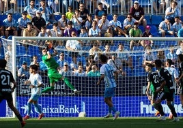 Carlos López atrapa un saque de esquina durante el partido ante el Burgos.