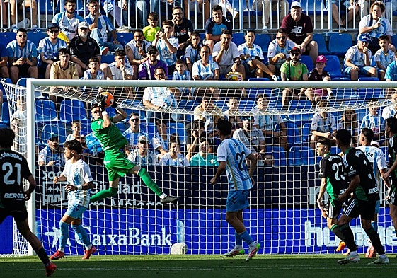 Carlos López atrapa un saque de esquina durante el partido ante el Burgos.