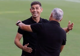 Antonio Hidalgo y Pellicer se saludan antes del Málaga-Huesca de la primera vuelta.