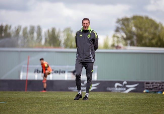 Ramis, el entrenador del Burgos, dirigiendo un entrenamiento de esta semana.
