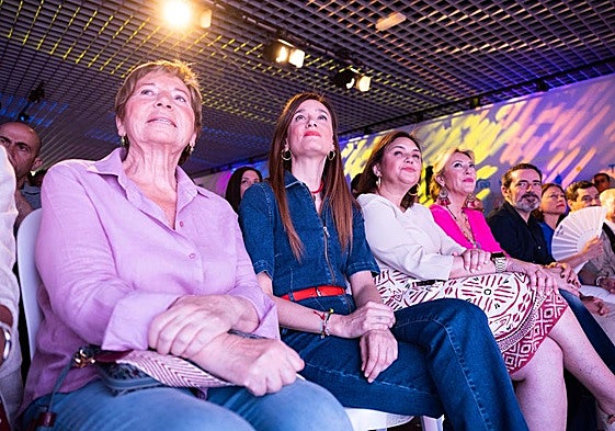 Celia Villalobos, cuya victoria electoral hace treinta años homenajeó el presidente Juanma Moreno.