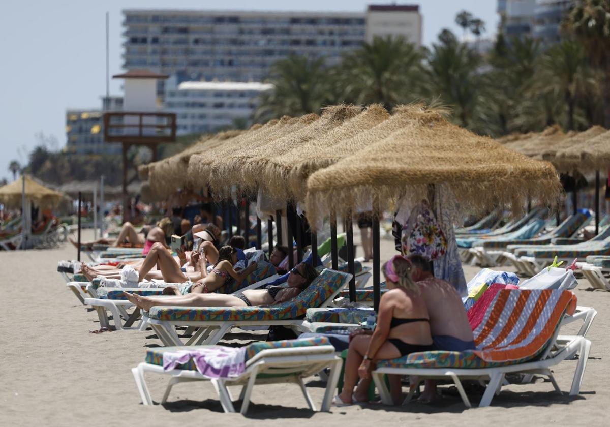 Turistas en la playa del Bajondillo de Torremolinos.