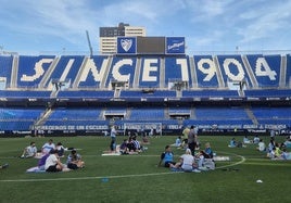 Aficionados del Málaga, en el insólito pícnic en La Rosaleda.