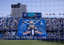 El tifo que desplegó el Fondo Sur de La Rosaleda en el último partido de Liga del Málaga, frente al Burgos.