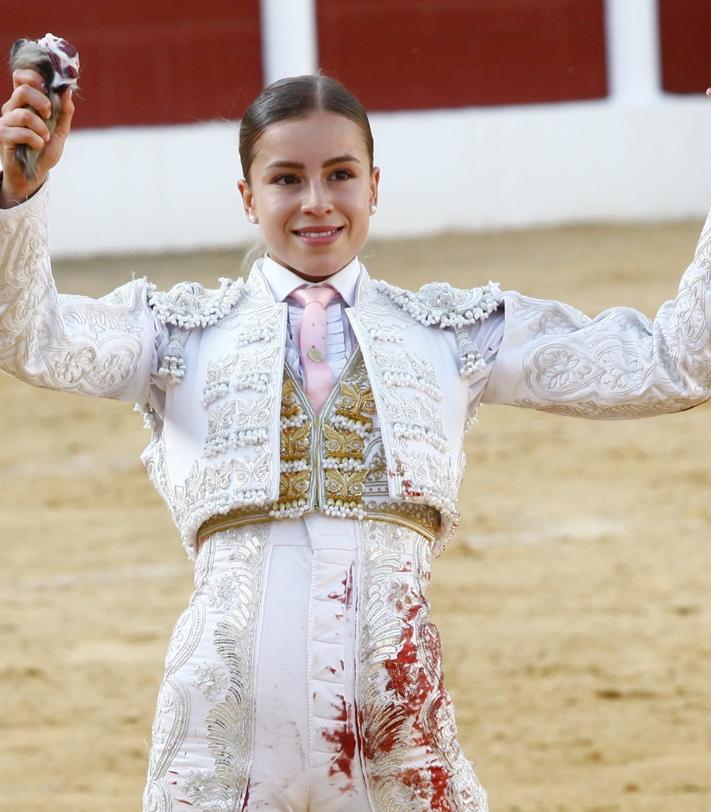 Imagen secundaria 2 - Arriba, a Lea Vicens le falló el estoque de matar. Abajo, a la izquierda, el de Fuengirola, Santa Claros, se sentó en una silla para dar pases a su segundo. A la derecha, dos orejas para la novillera Olga Casado en su primero