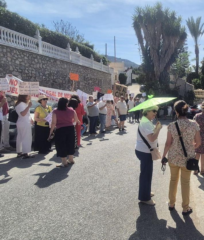 Imagen secundaria 2 - Los vecinos de Churriana aprovechan la visita del alcalde para endurecer sus críticas contra el centro de menores