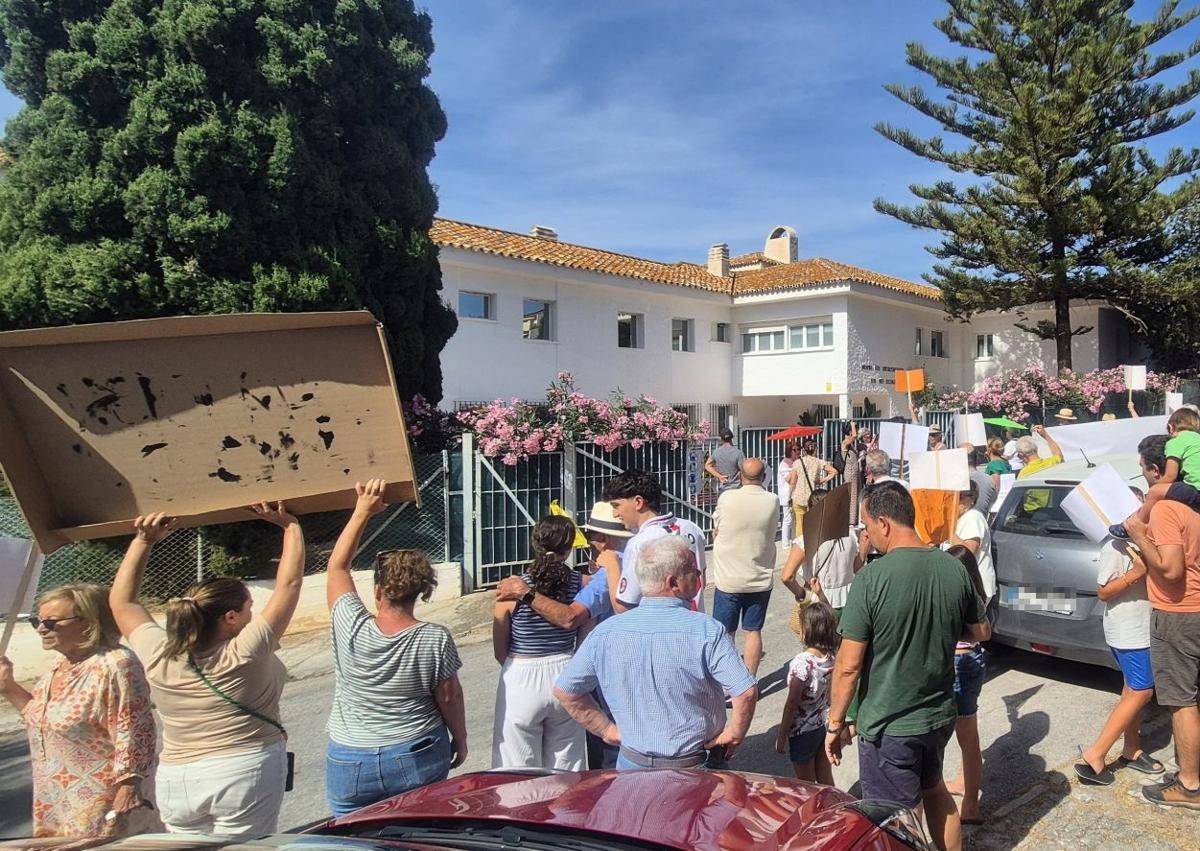 Imagen secundaria 1 - Los vecinos de Churriana aprovechan la visita del alcalde para endurecer sus críticas contra el centro de menores